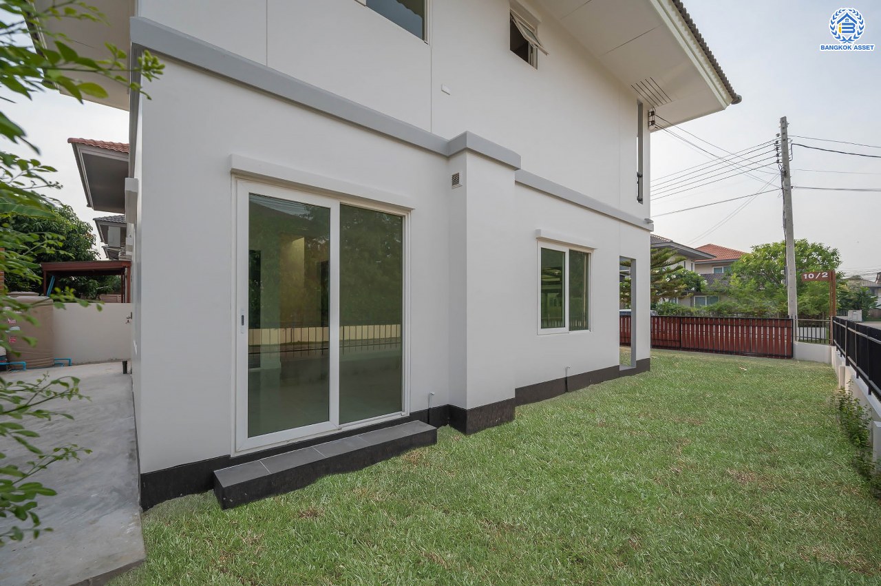 บ้านมือสองตกแต่งใหม่ จากแบรนด์Sansiri โครงการ คณาสิริ วัดพระเงิน หลังมุม ตกแต่งสไตล์โมเดิร์น เนื้อที่ 55.7 ตร.ว. ฟังก์ชัน 3 ห้องนอน 2 ห้องน้ำ 1 ห้องอเนกประสงค์ จอดรถได้ 2 คัน บนทำเลเดินทางสะดวก ใกล้รถไฟฟ้าสายสีม่วง "สถานีตลาดบางใหญ่" จุดขึ้นทางด่วน "ศรีรัช" และเซ็นทรัลเวสต์เกต